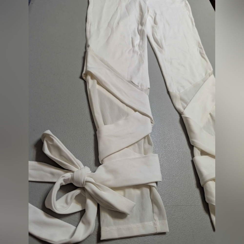 NWT Halara small white crisscross yoga pants - Picture 4 of 7